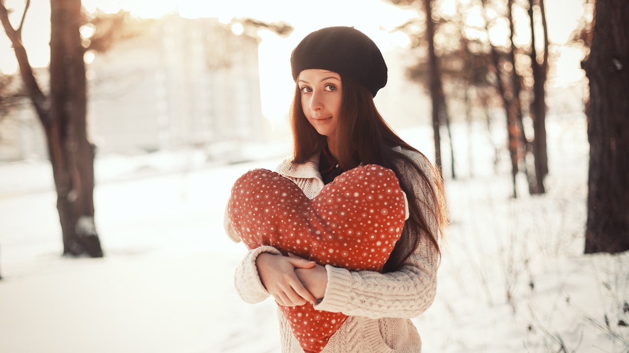 Красивая длинноволосая шатенка с игрушечным сердцем 