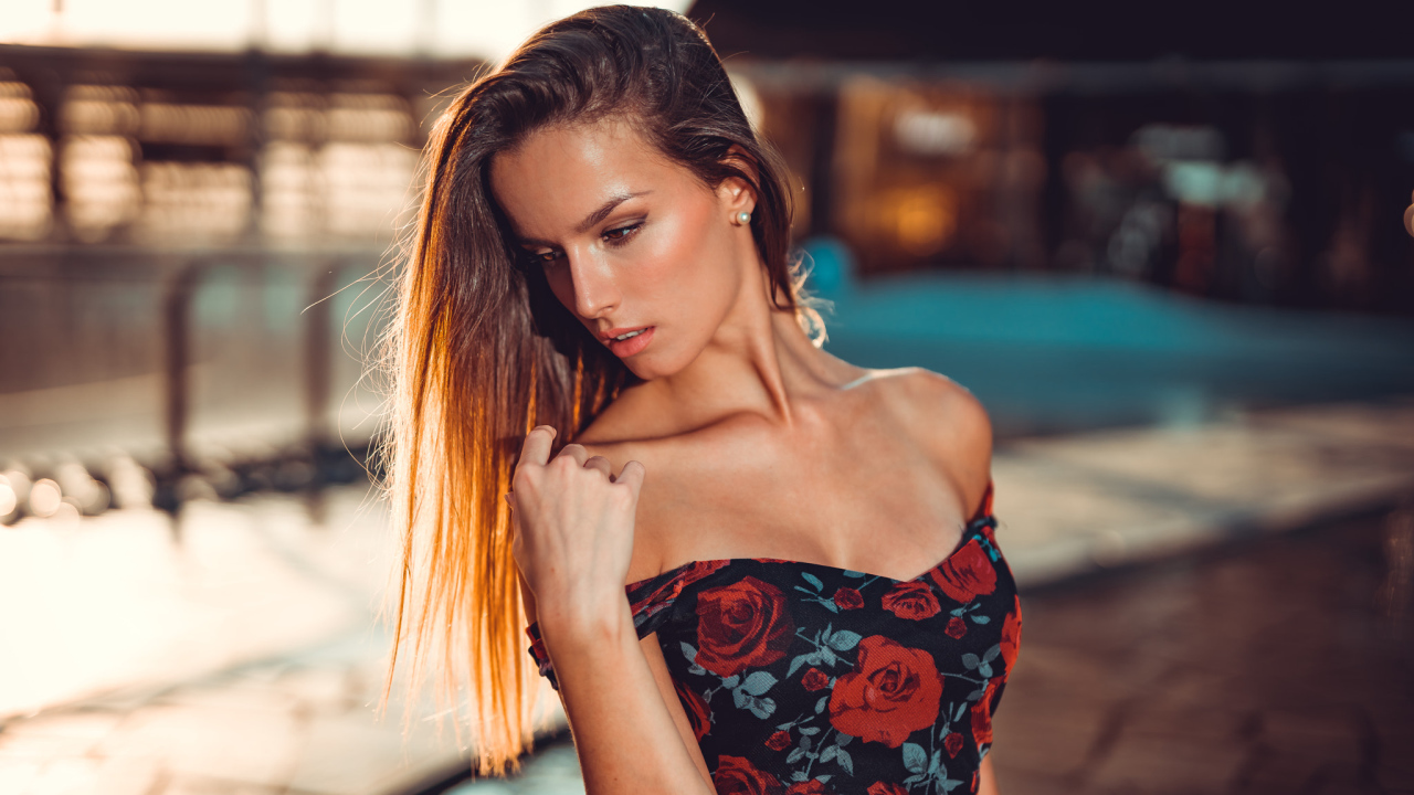 Красивая длинноволосая брюнетка в платье