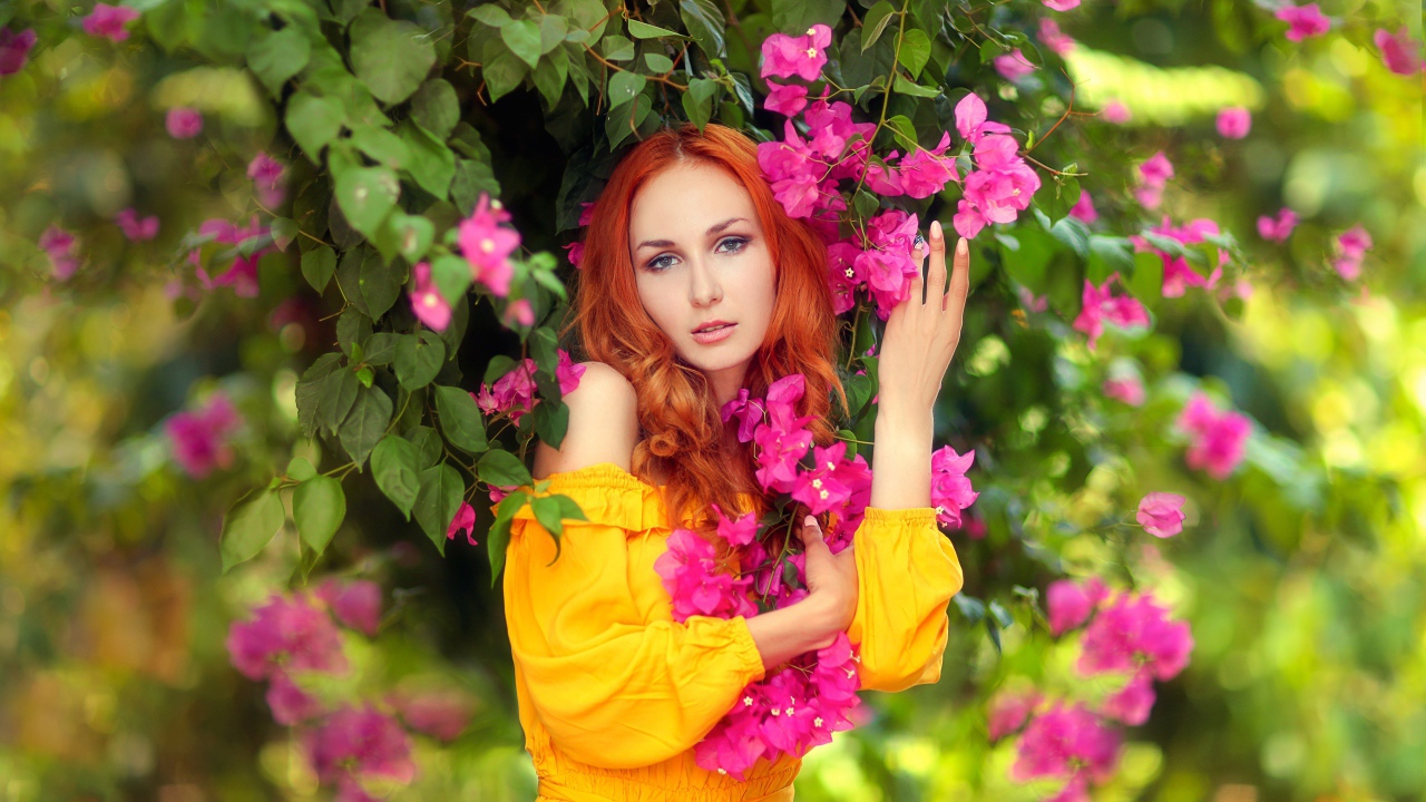 Красивая рыжеволосая девушка с розовыми цветами