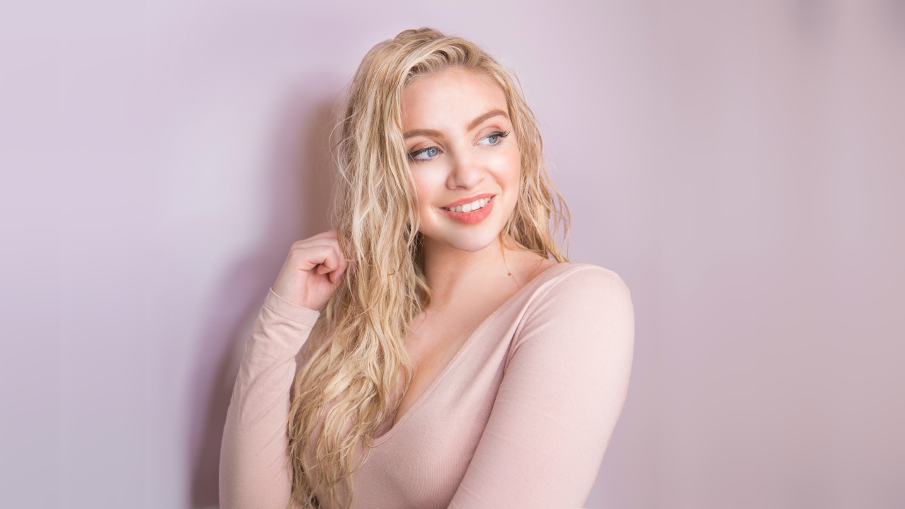 Красивая улыбающаяся девушка блондинка