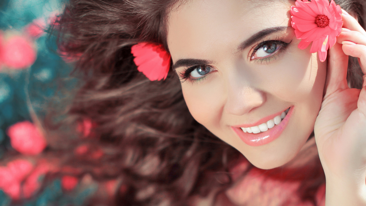 Красивая улыбающаяся девушка с цветами в волосах 