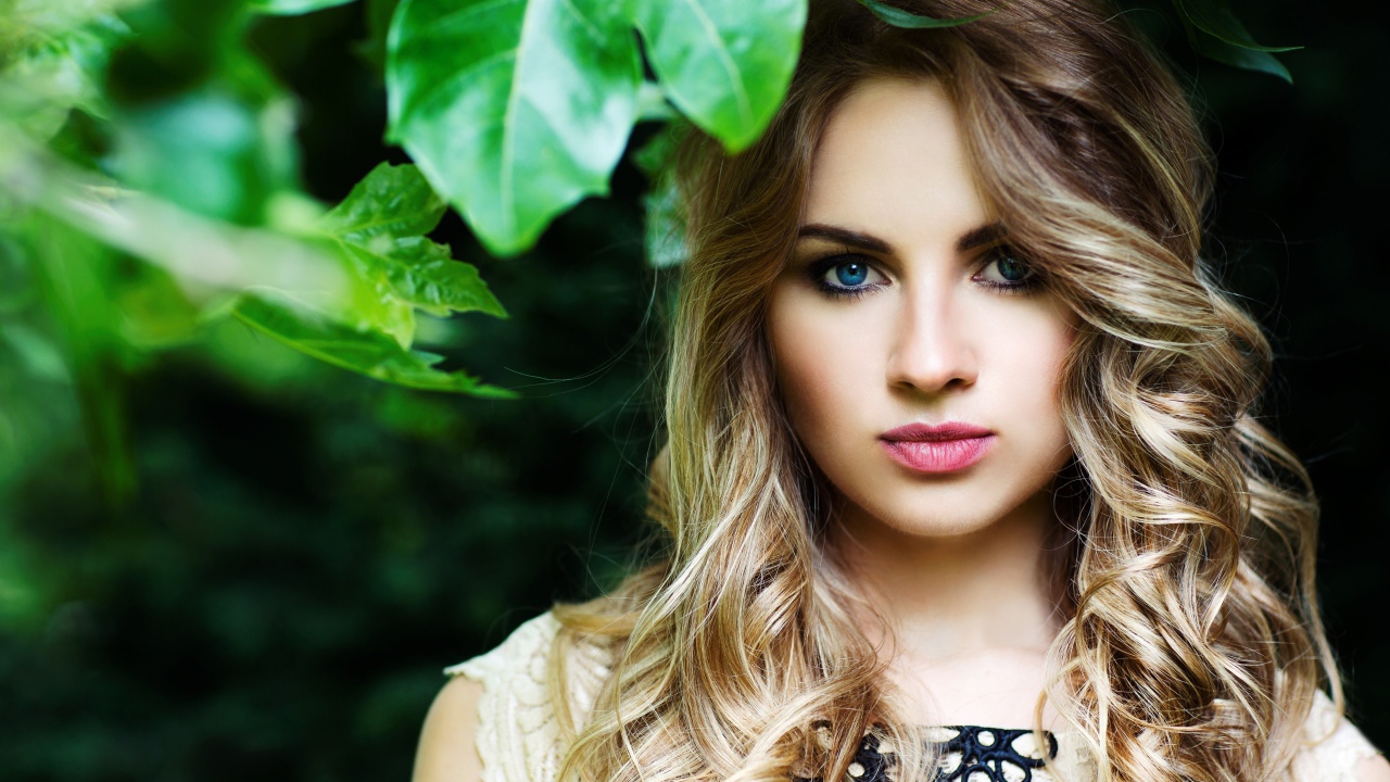 Красивая нежная голубоглазая девушка блондинка