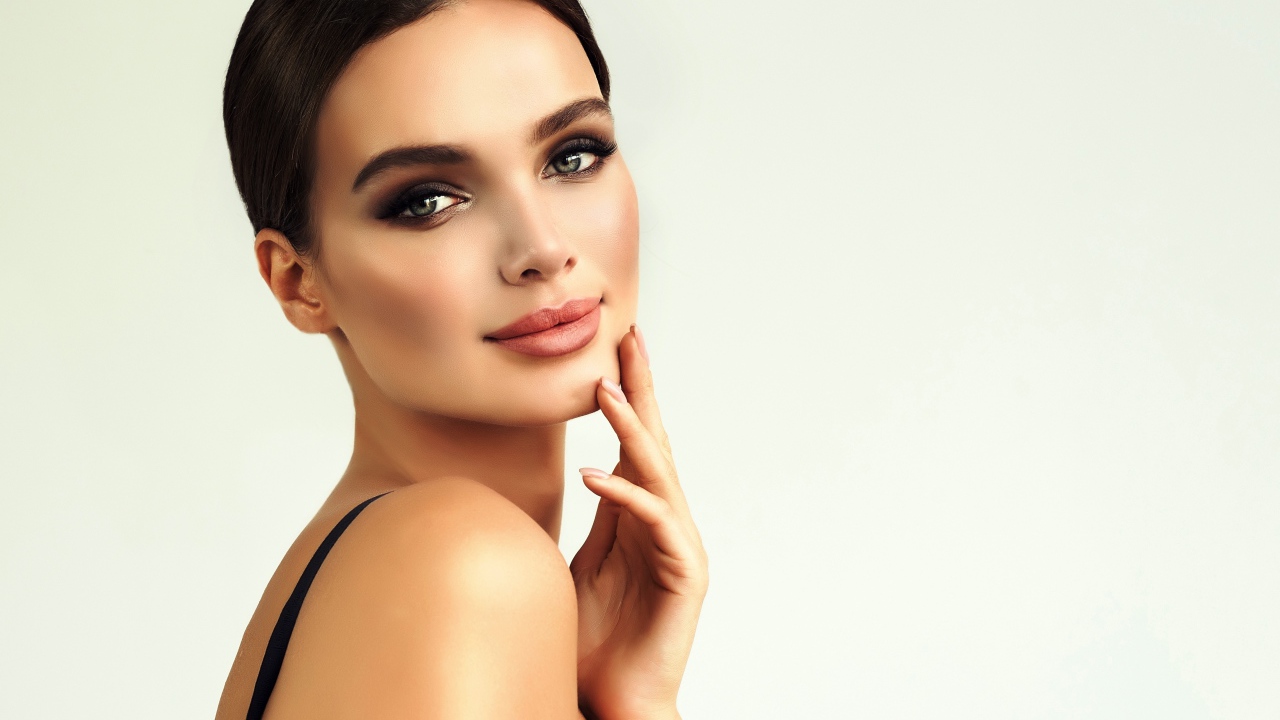 Красивая нежная девушка с голубыми глазами  