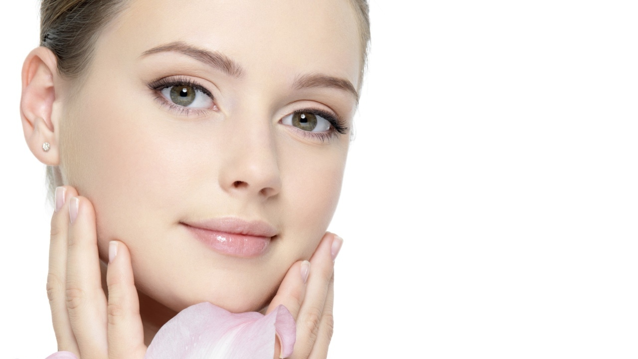 Красивая нежная настоящая девушка на белом фоне