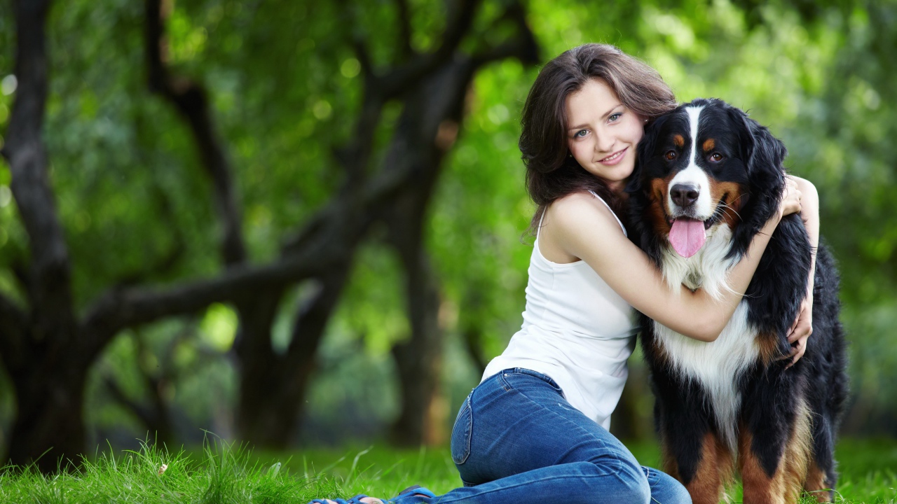 Красивая молодая девушка брюнетка обнимает собаку