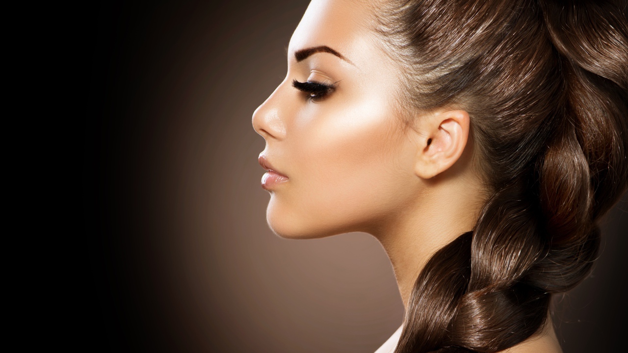 Красивая девушка шатенка с косой