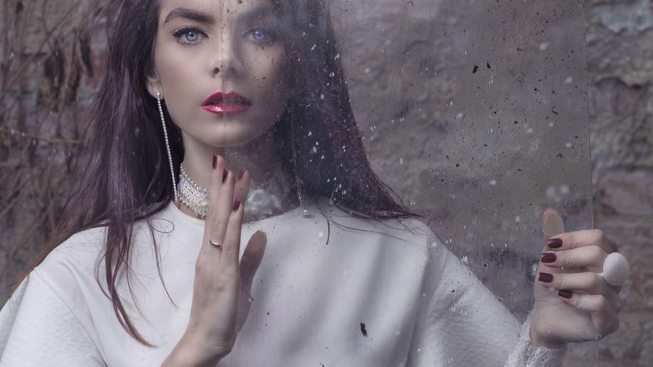 Голубоглазая брюнетка со стеклом в руках