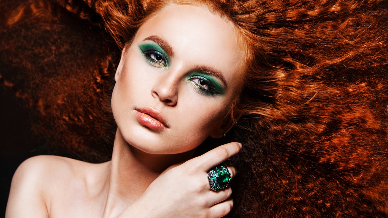Яркая рыжеволосая девушка с дорогим кольцом на пальце
