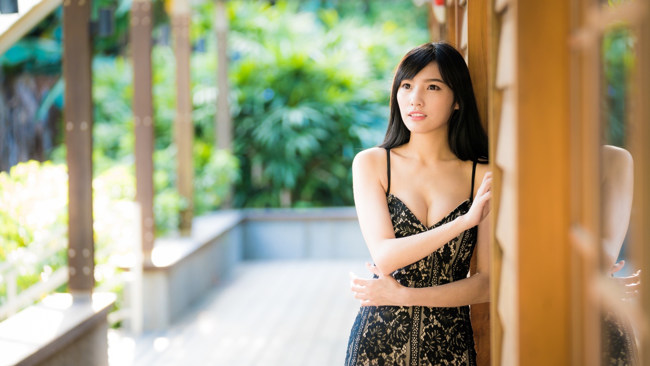 Нежная девушка азиатка в черном платье 