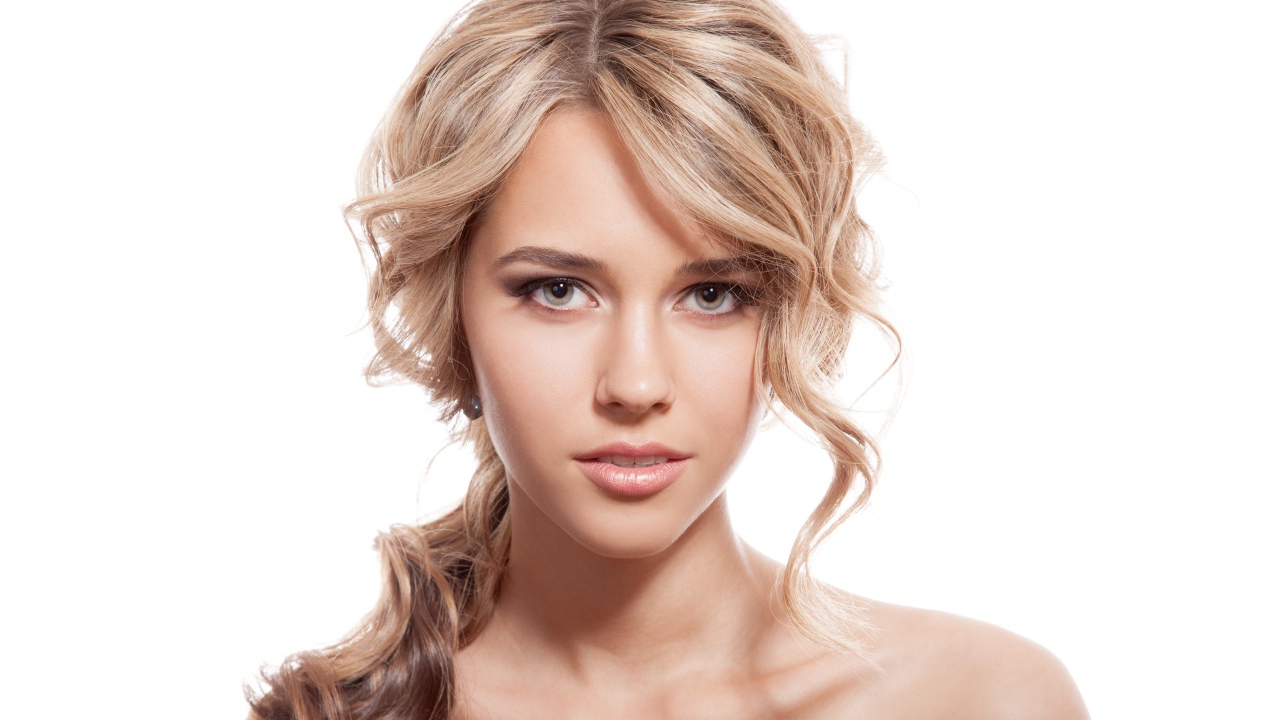 Нежная блондинка на белом фоне