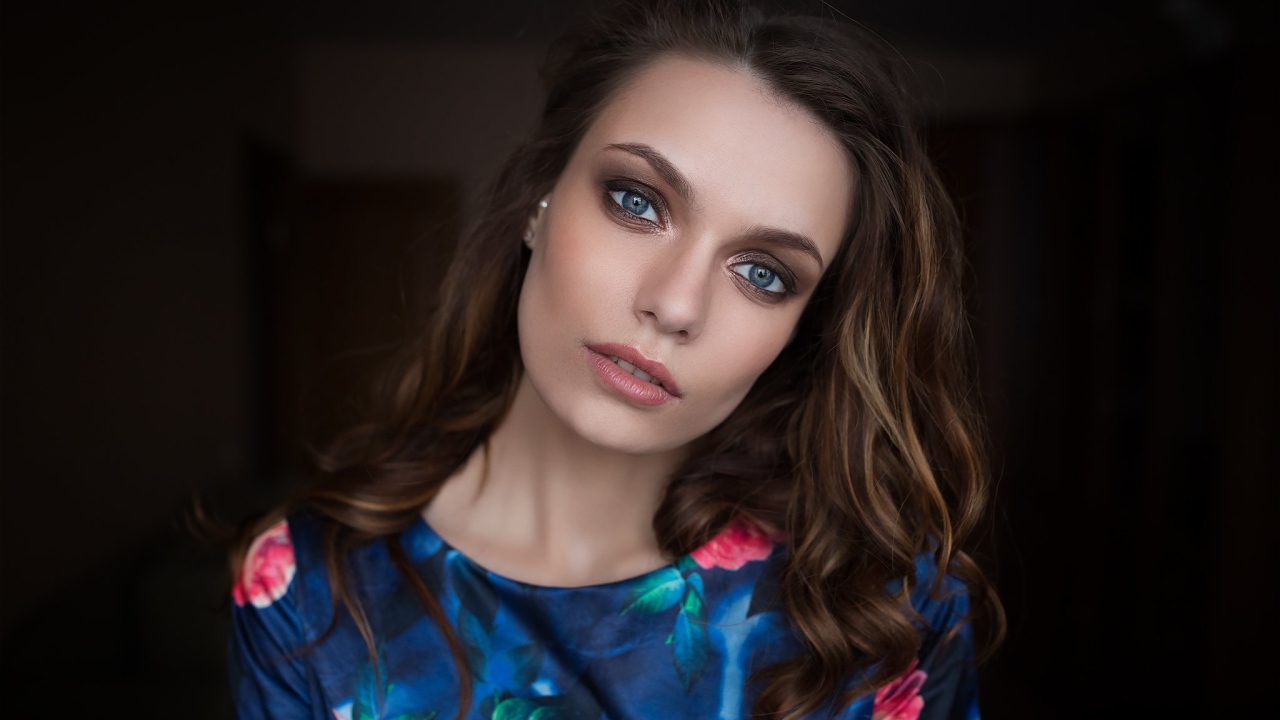 Нежная голубоглазая шатенка 