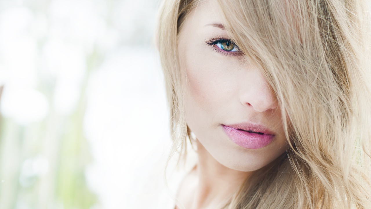 Нежная кареглазая девушка с длинными белыми волосами