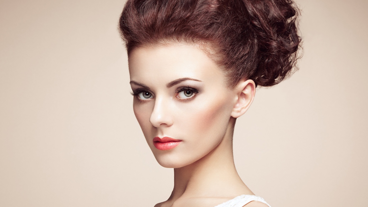 Нежная шатенка с красивой прической