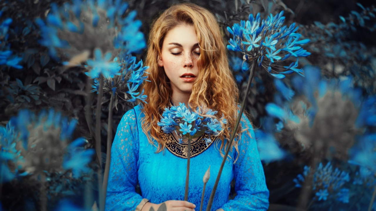 Мечтательная девушка с голубыми цветами 