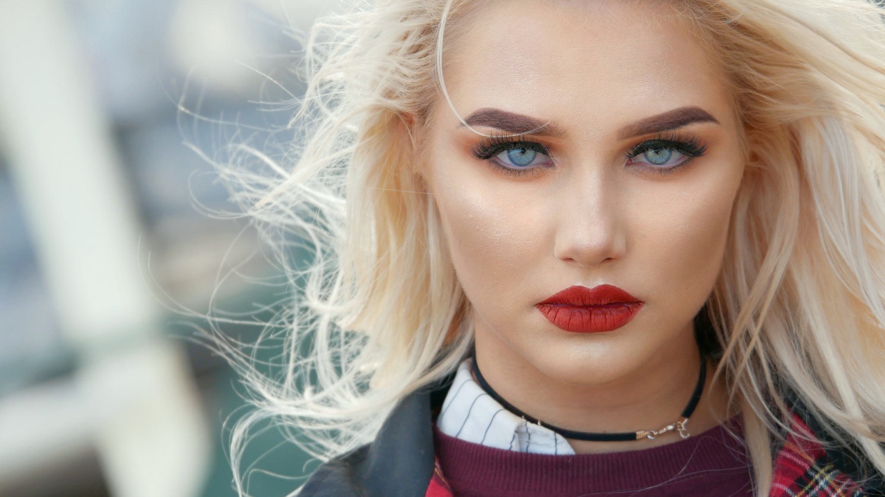 Эффектная голубоглазая блондинка с яркими красными губами
