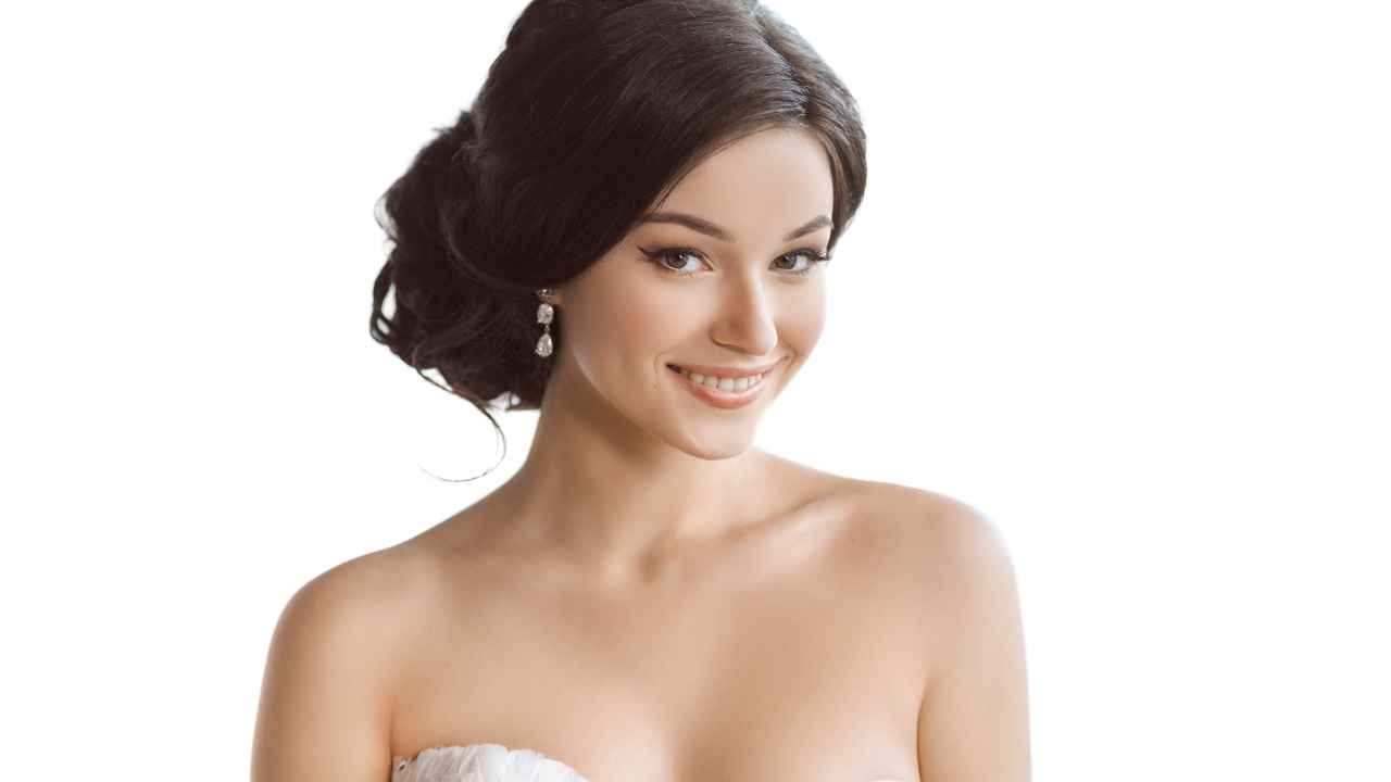 Девушка невеста с красивой прической на белом фоне