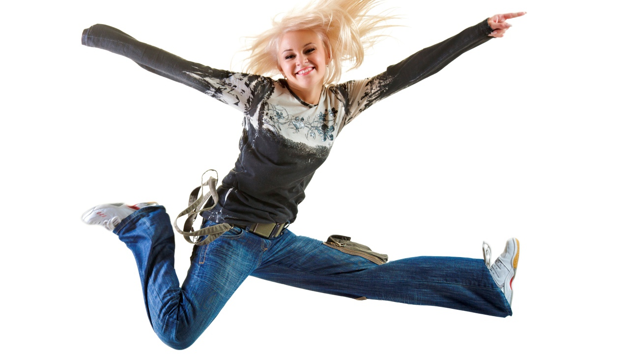 Прыжок девушки на белом фоне