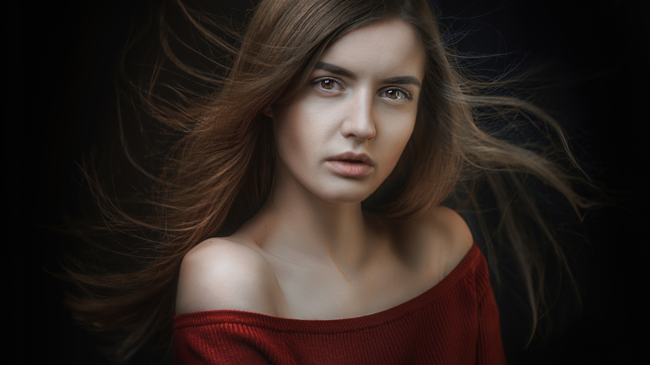 Длинноволосая красивая девушка в красном свитере