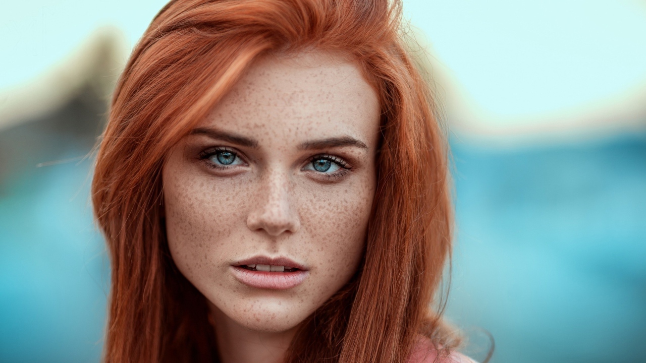 Рыжеволосая девушка голубоглазая девушка с веснушками 