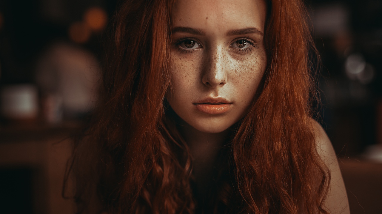 Рыжеволосая девушка с красивыми глазами 