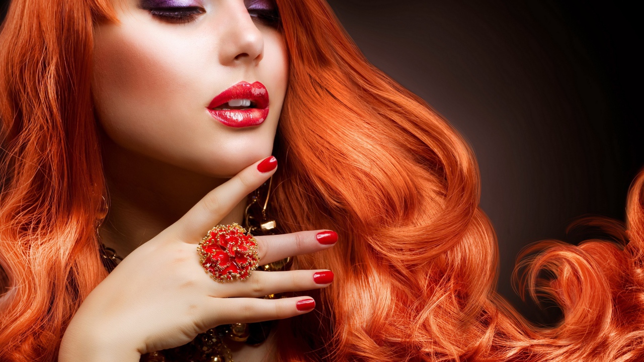 Рыжеволосая девушка с красивыми украшениями