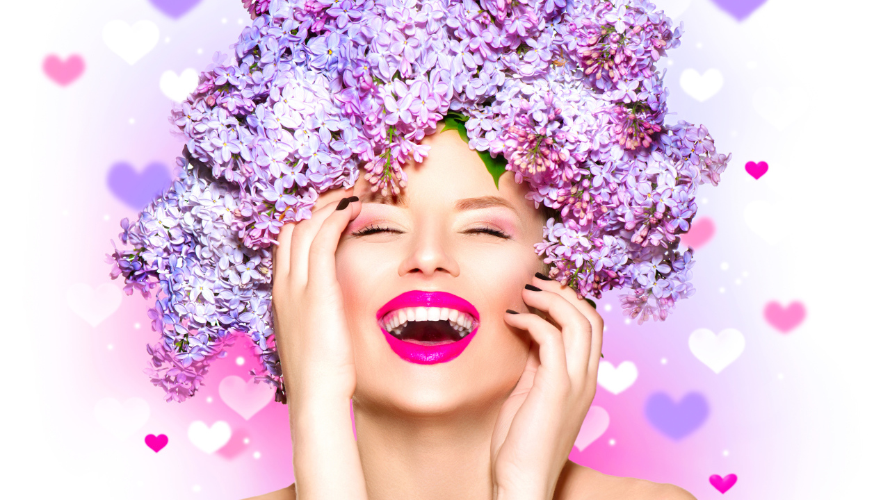 Улыбающаяся девушка с цветами сирени на голове