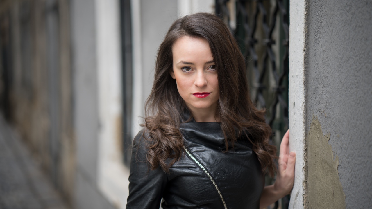 Стильная девушка брюнетка в черной кожаной куртке