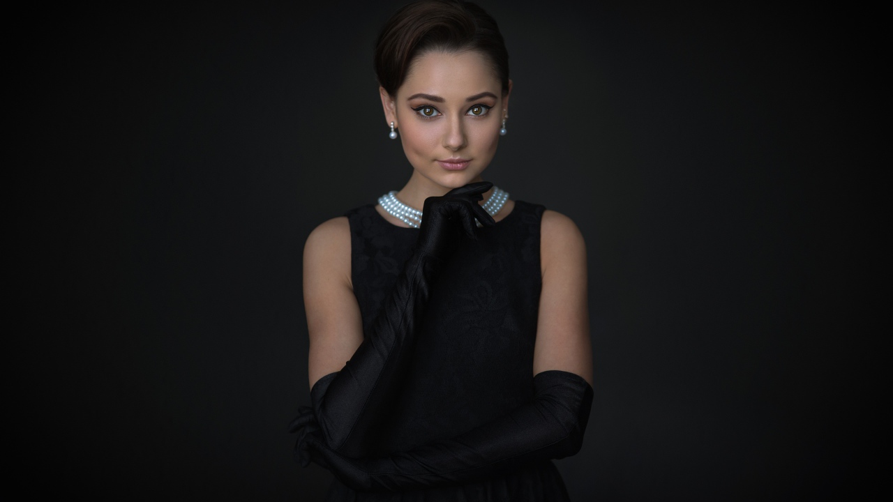 Стильная девушка в маленьком черном платье