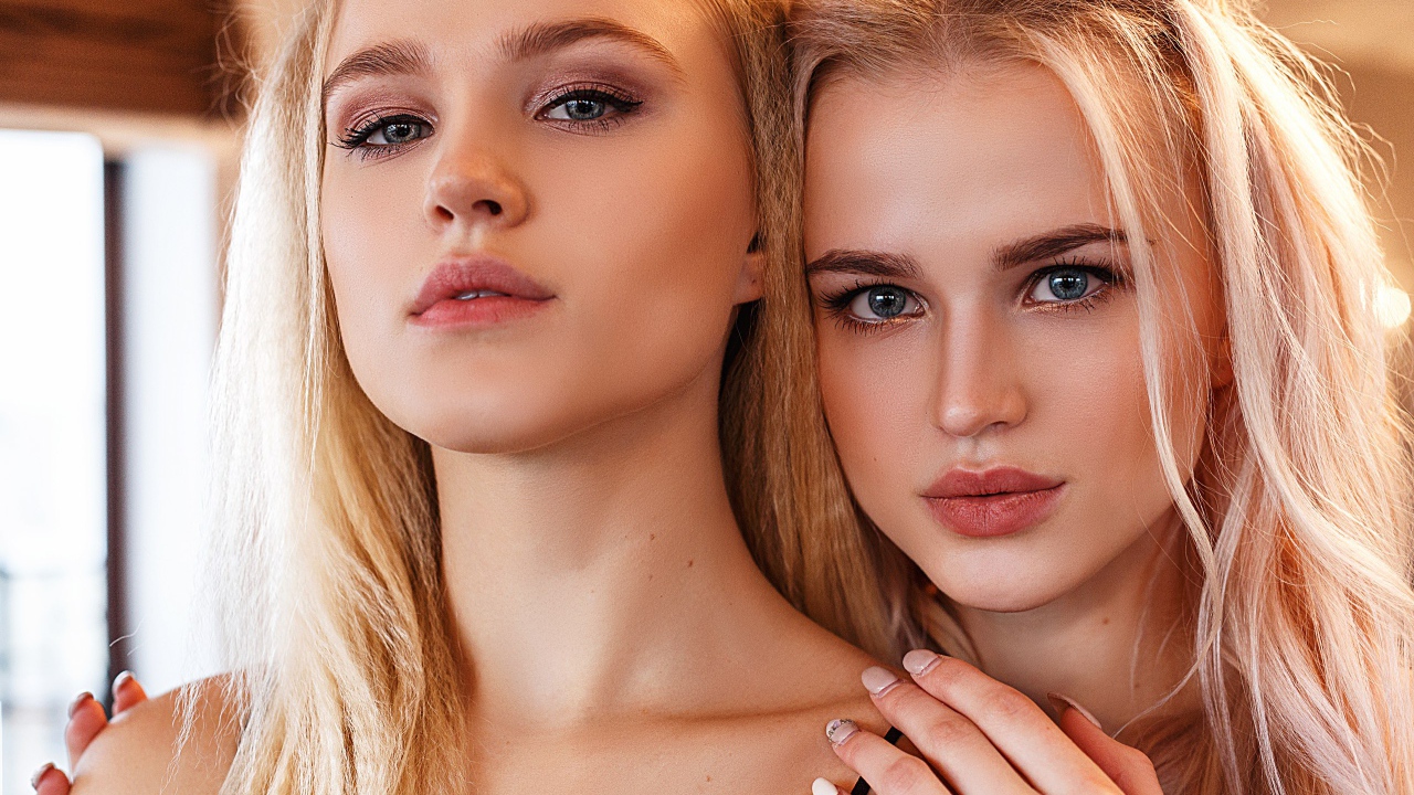 Две красивые голубоглазые девушки близняшки 