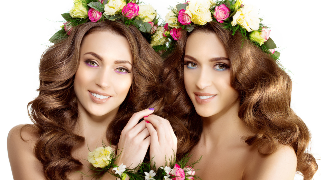 Две красивые девушки близняшки с венками на голове