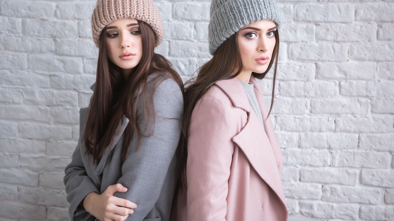 Две молодые девушки в теплых шапках 