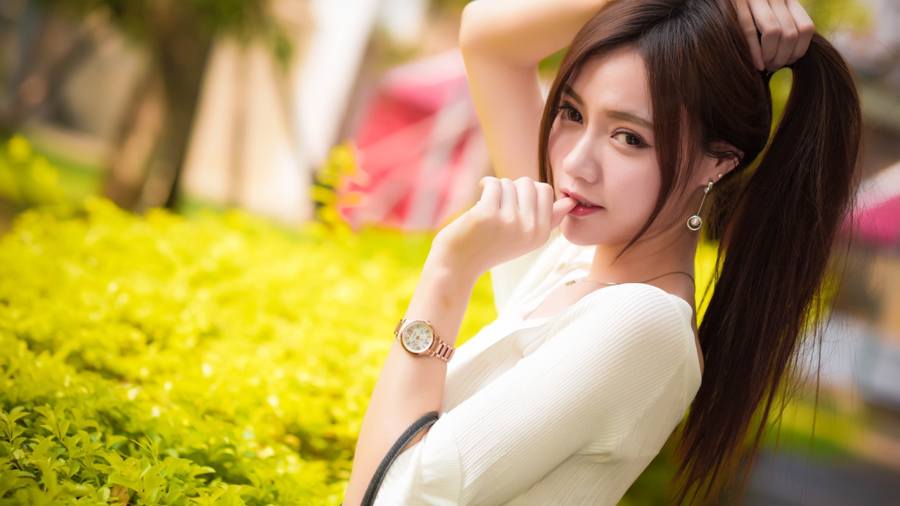 Молодая азиатка с часами на руке