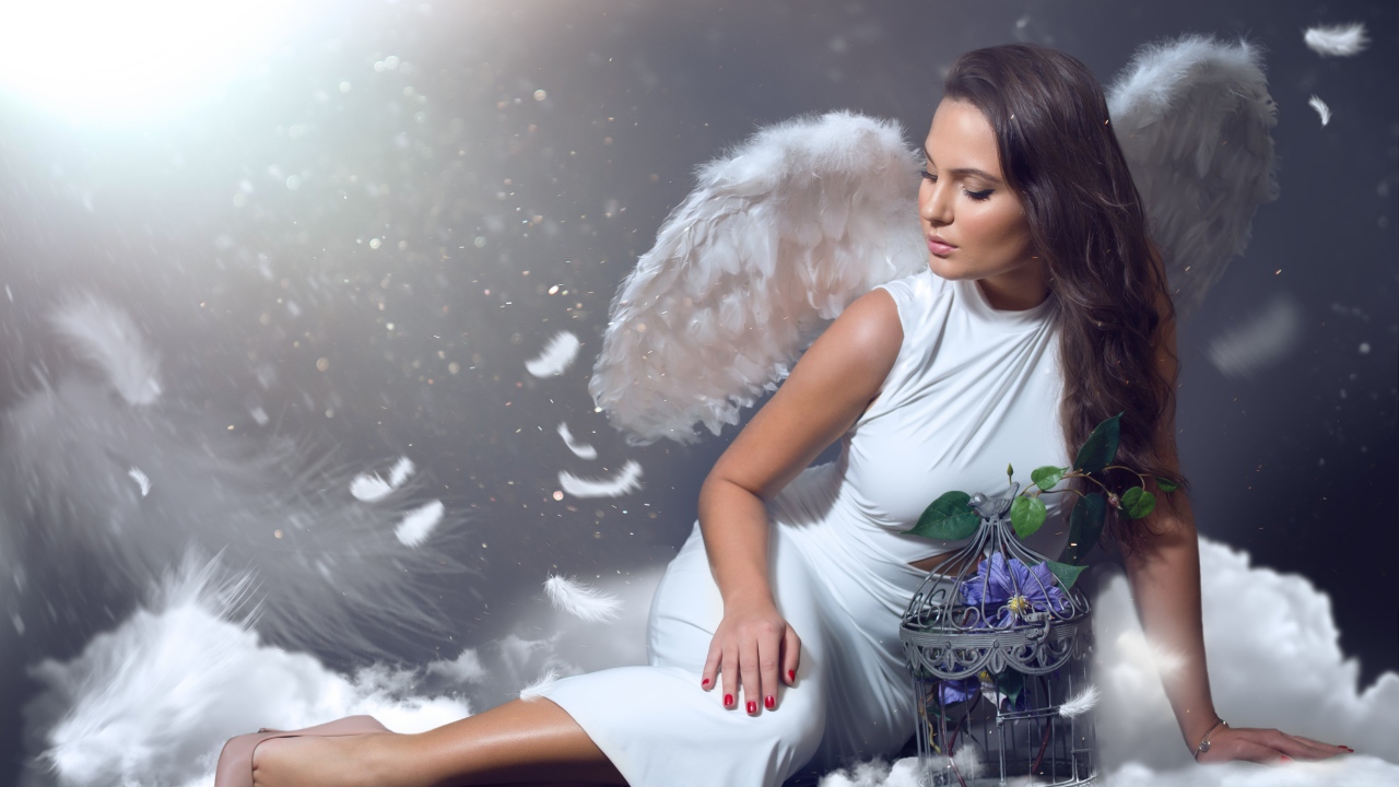 Молодая девушка в костюме ангела