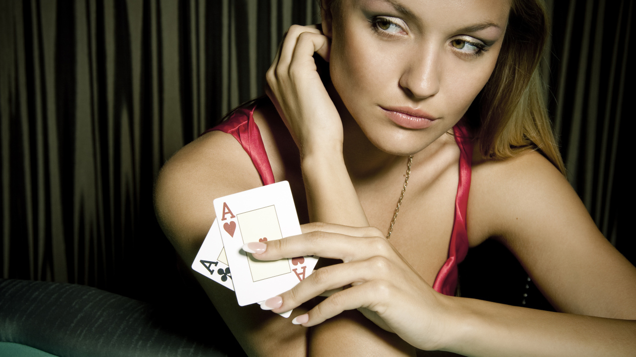 Молодая девушка с двумя тузами в руке