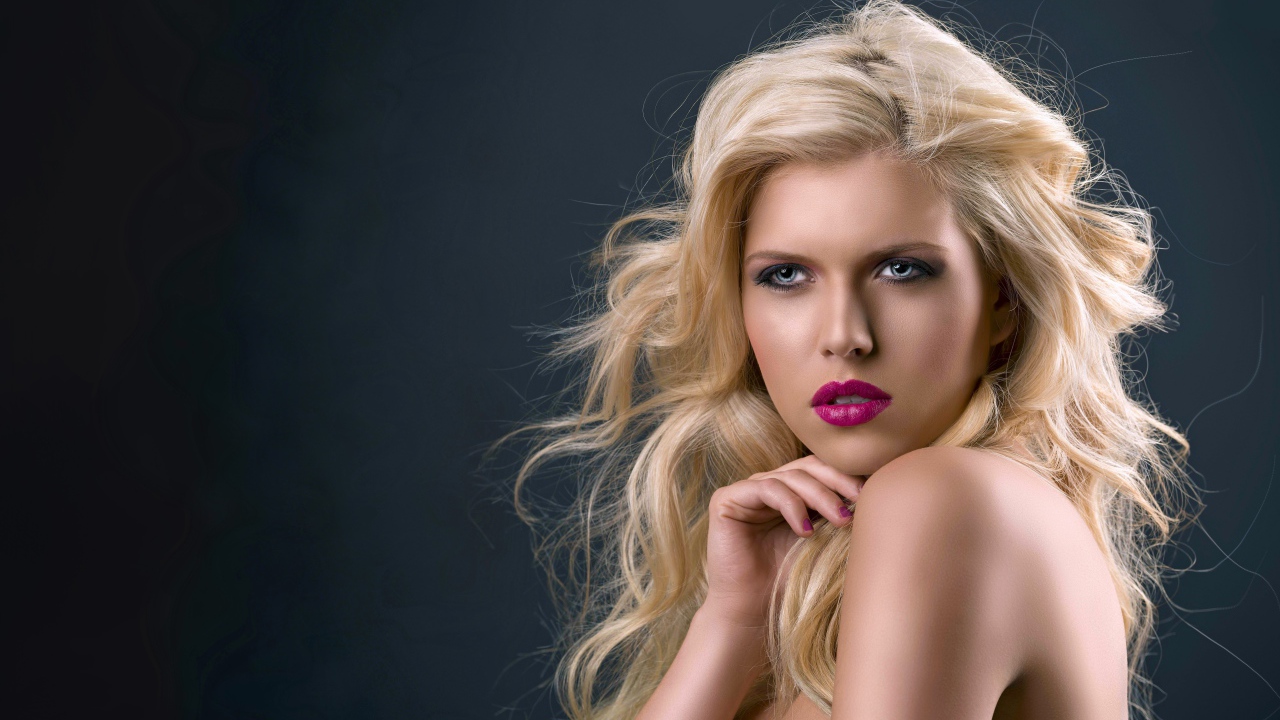 Молодая эффектная голубоглазая блондинка