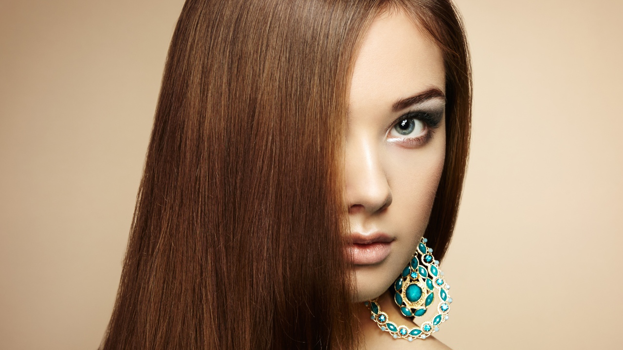 Молодая эффектная девушка с бирюзовыми серьгами