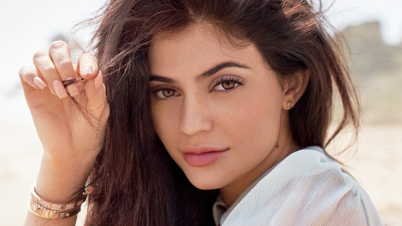 Кареглазая брюнетка модель Кайли Дженнер