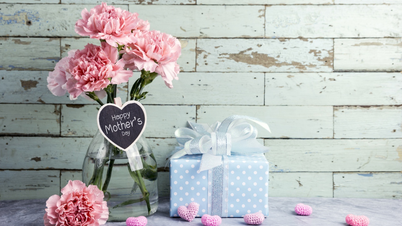 Букет розовых гвоздик и подарок на День матери 