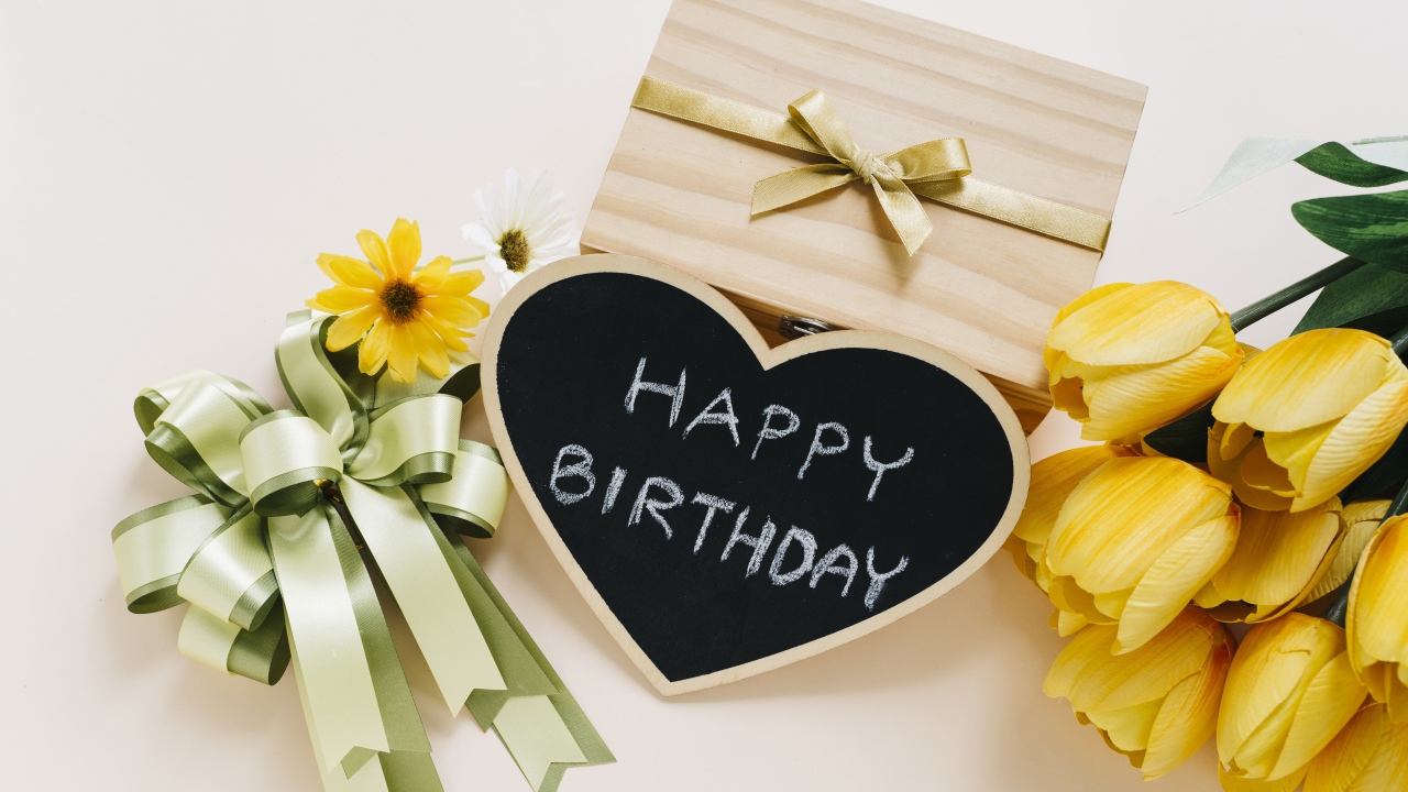 Подарок и желтые тюльпаны на день рождения 