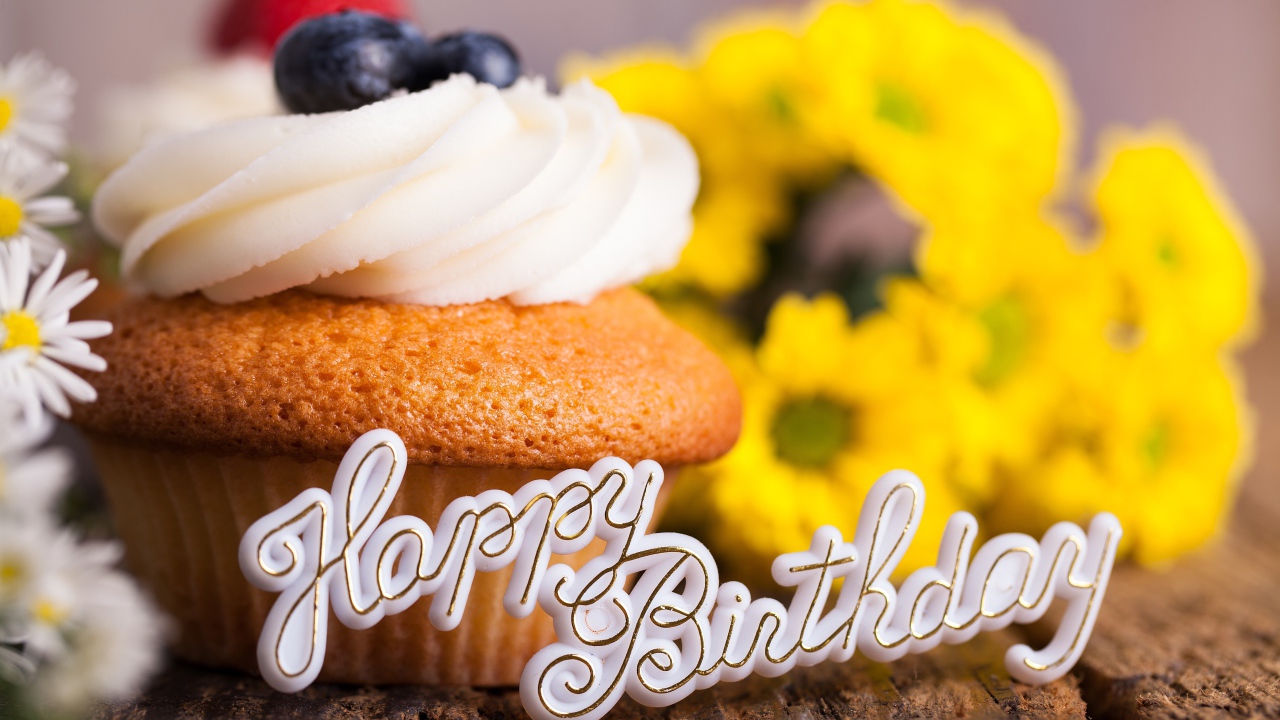 Надпись с днем рождения с праздничным кексом