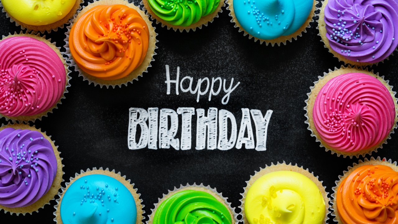 Разноцветные капкейки с кремом на день рождения