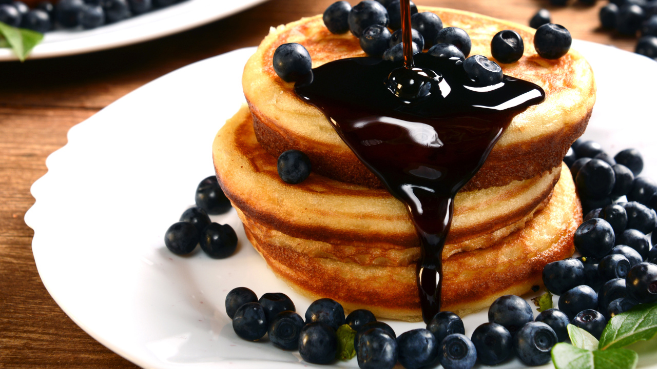 Аппетитные оладьи с черникой и джемом на Масленицу 2019 