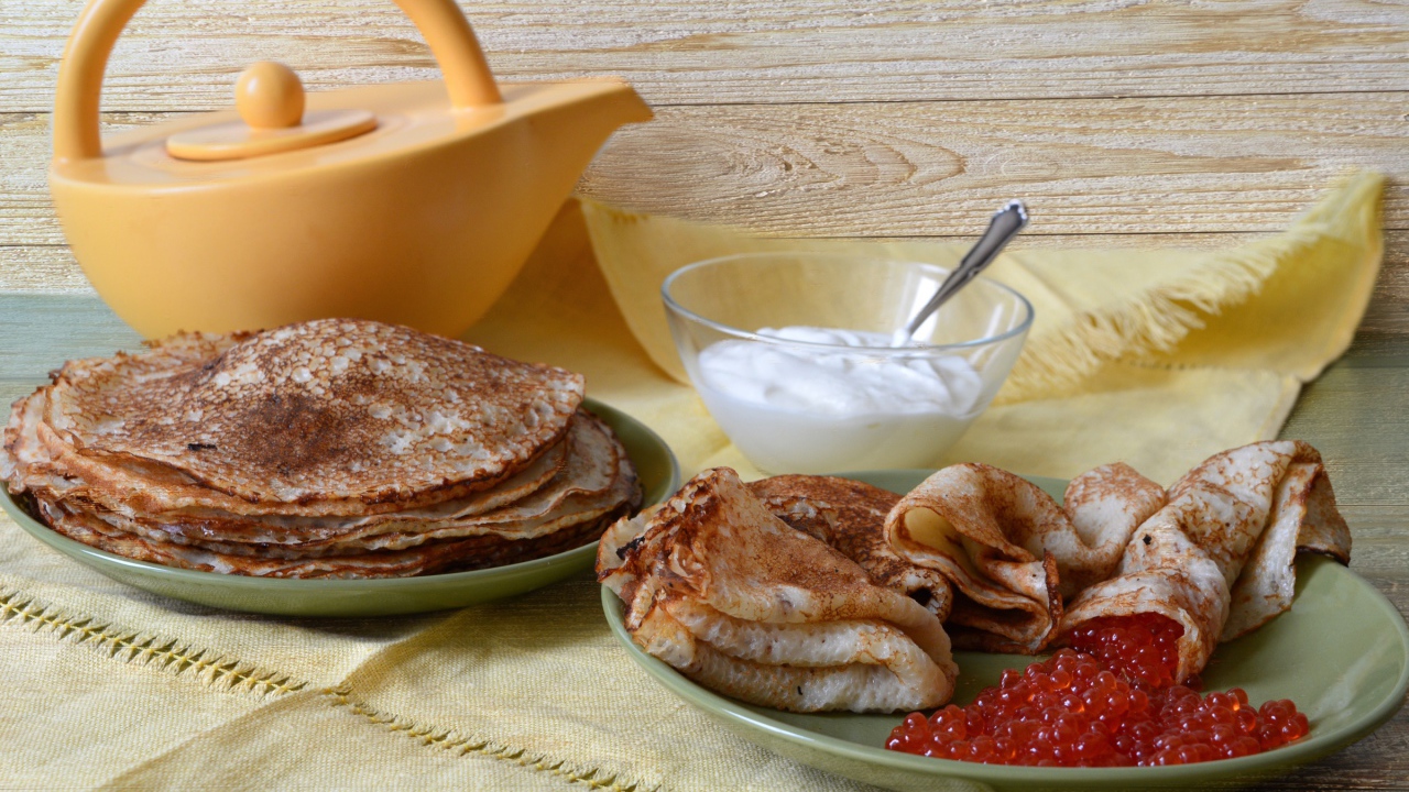 Тонкие блины с красной икрой на праздник Масленица