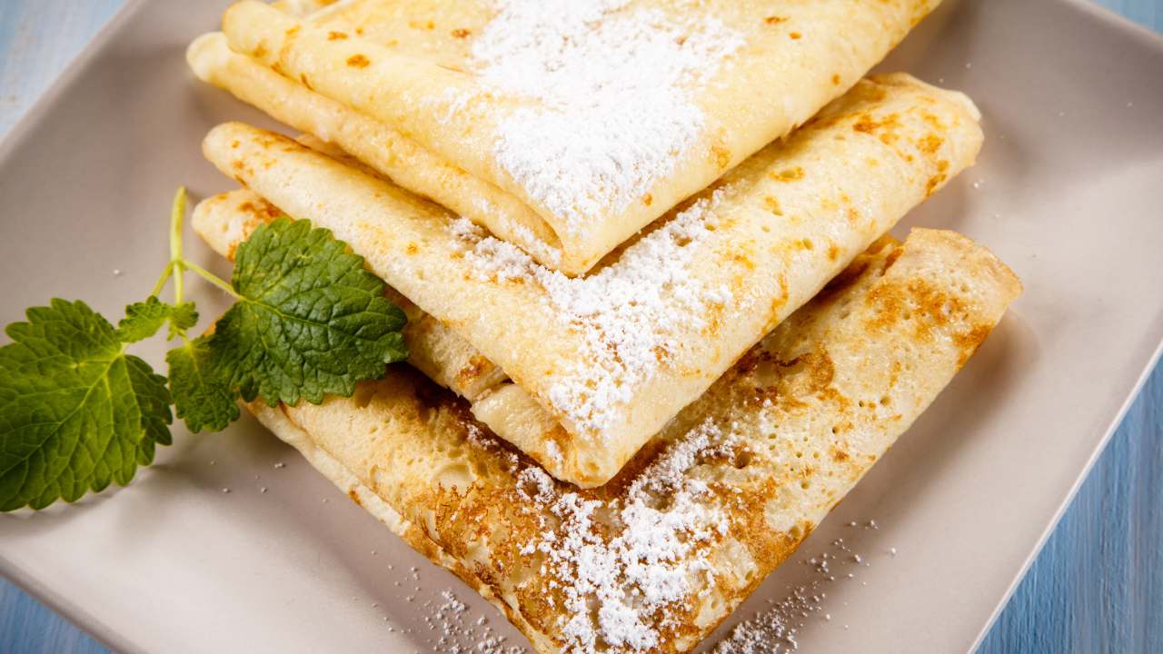 Тонкие блинчики с сахарной пудрой и листиком мяты на Масленицу 2018