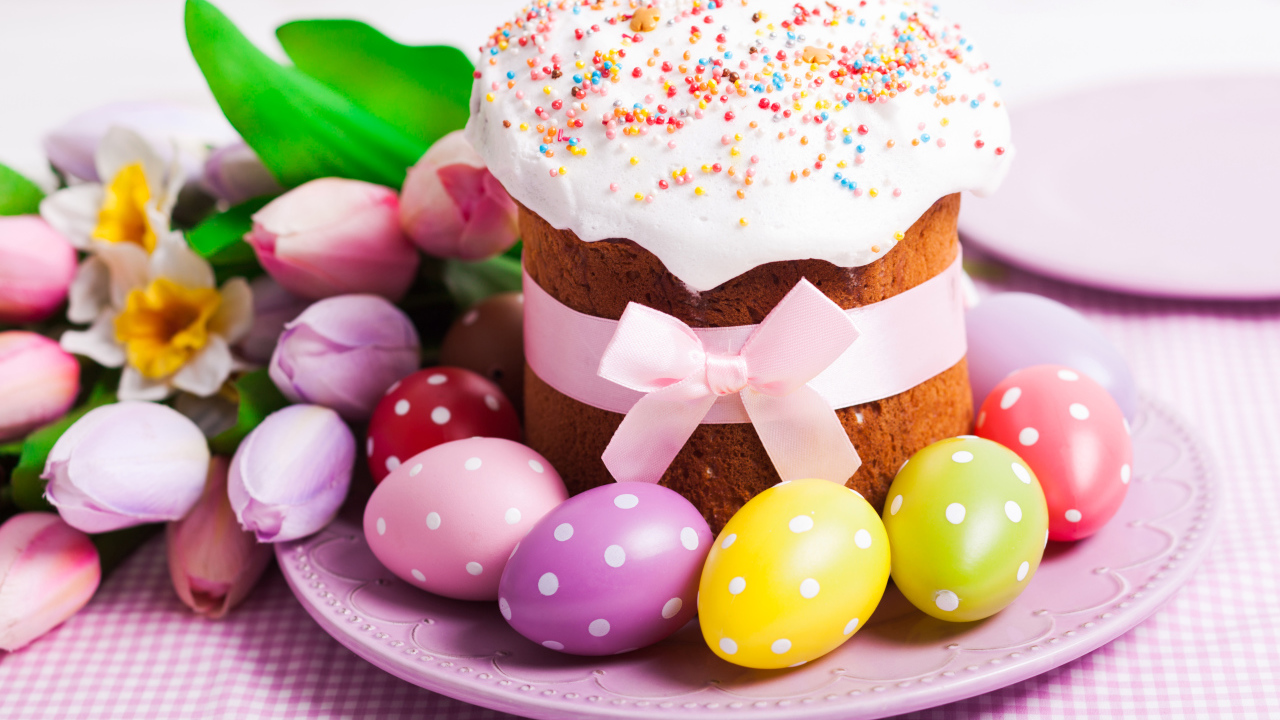 Пасхальный кулич с крашеными яйцами и букетом цветов