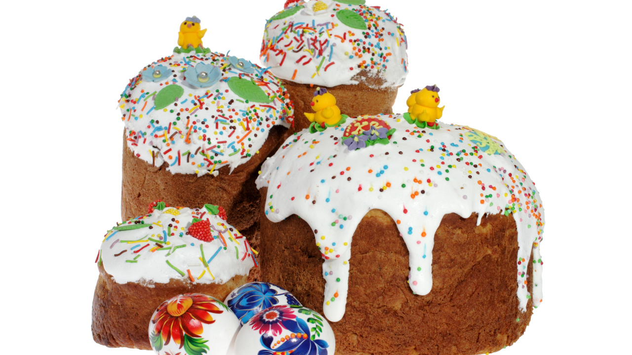 Пасхальные куличи с сахарными цыплятами и расписанными яйцами на белом фоне