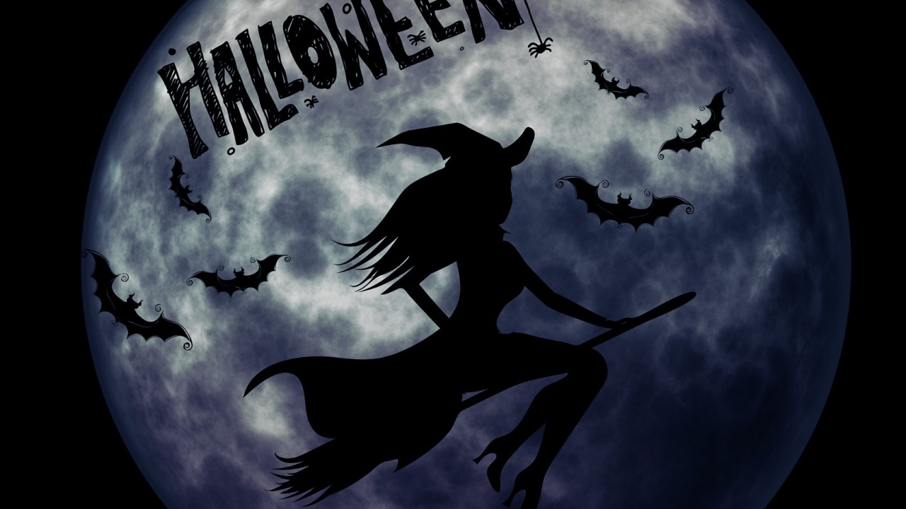 Ведьма на метле на фоне луны на праздник Хэллоуин, 31 октября