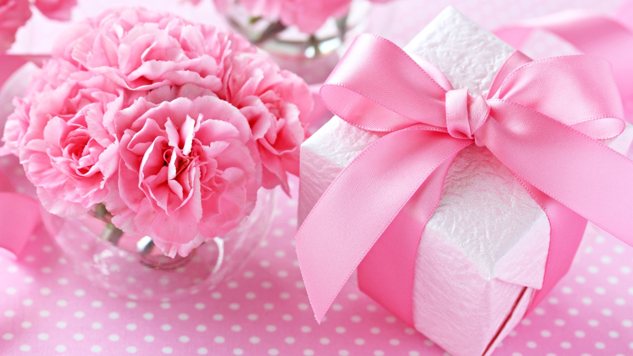 Букет розовых гвоздик и подарок любимой на 8 марта