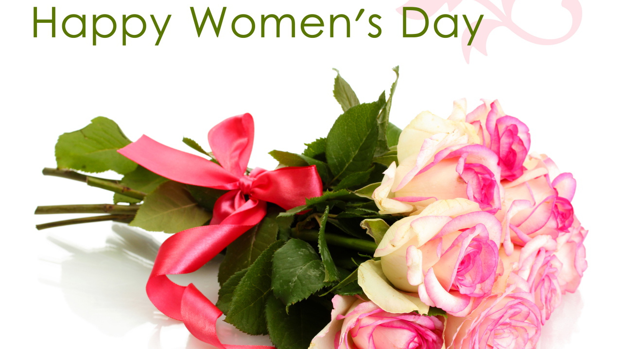 Букет роз в розовым бантиком на Международный женский день 8 марта