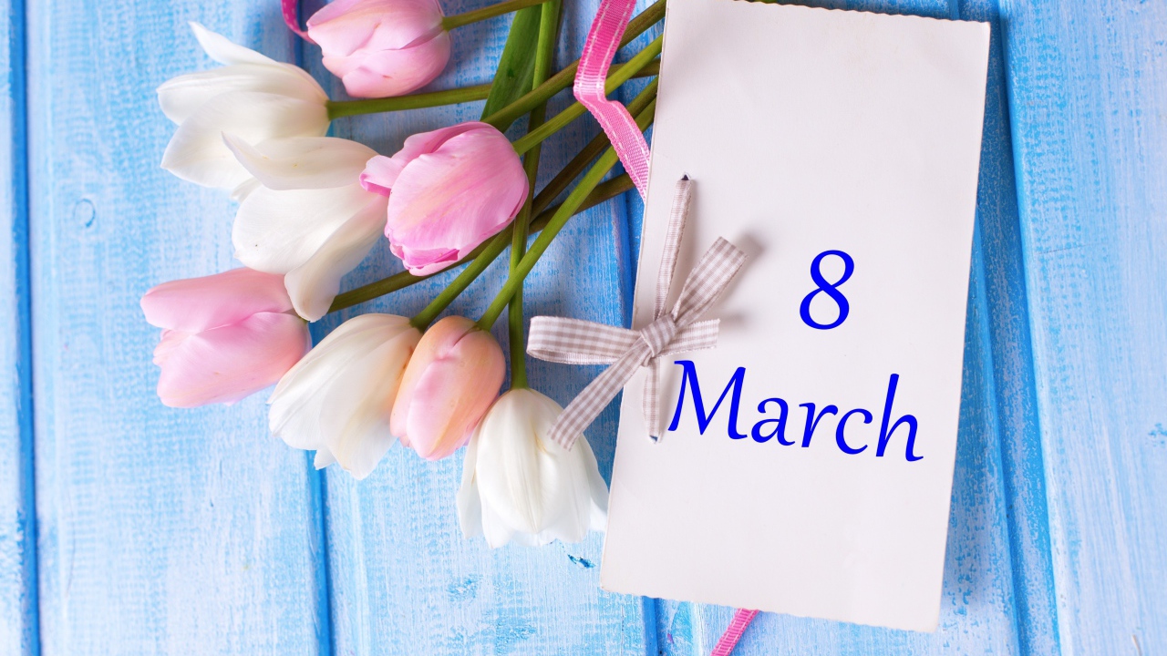 Букет тюльпанов с открыткой на 8 марта на голубом фоне